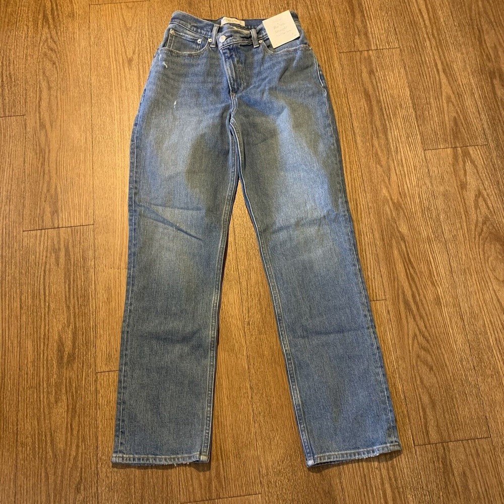 NWT Abercrombie & Fitch- Curve Love Ultra High Rise 90s Straight Jeans Sz 26 /2R